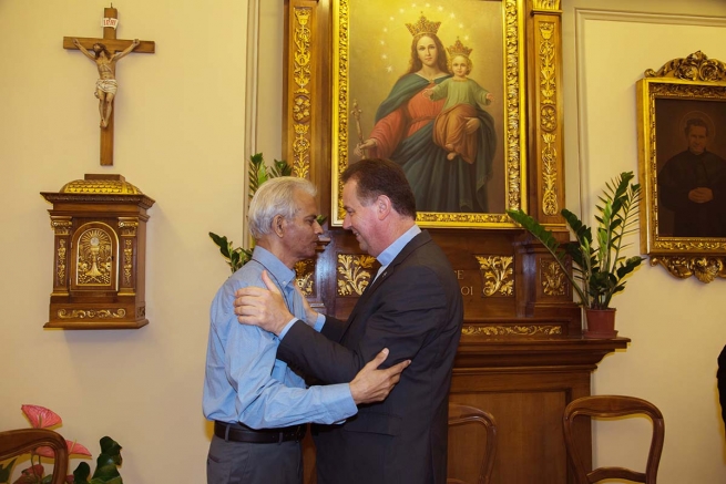El Rector Mayor dona su Cruz de Salesiano al P. Tom