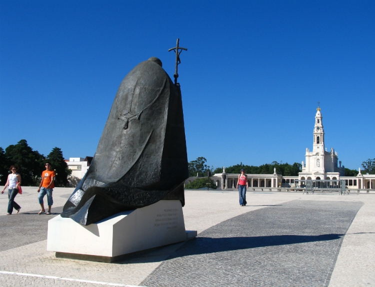 El Papa Francisco inicia su peregrinación a Fátima