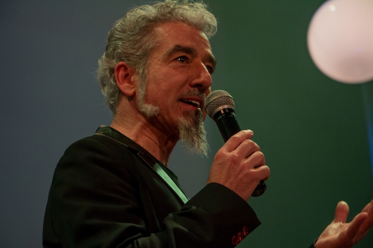 Los jóvenes de Vigo se unen en la noche solidaria en “Única Función”