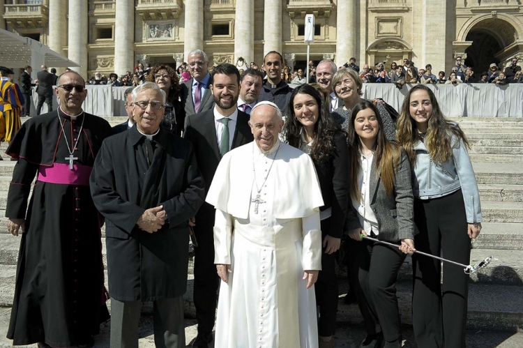 Una representación de la editorial salesiana edebé entrega un libro al Papa Francisco
