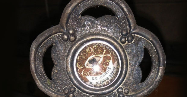 Descubierta en la iglesia de Corcubión una reliquia de San Juan Bosco