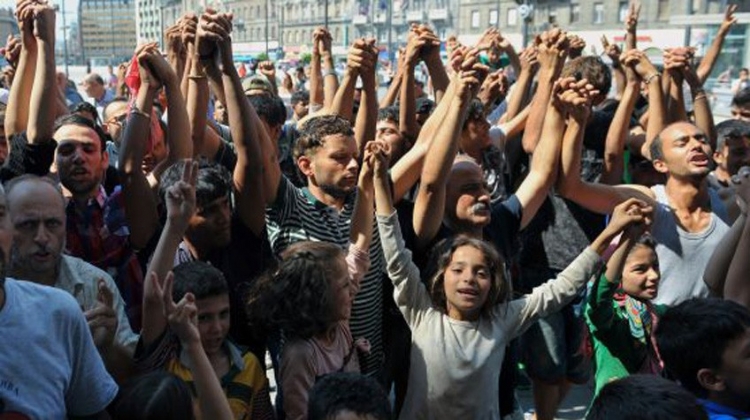Con las personas migrantes, refugiadas y los jóvenes