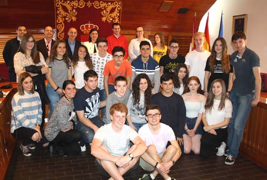 Puertollano: Encuentro de la alcaldesa con estudiantes ingleses de intercambio con el Colegio Salesiano