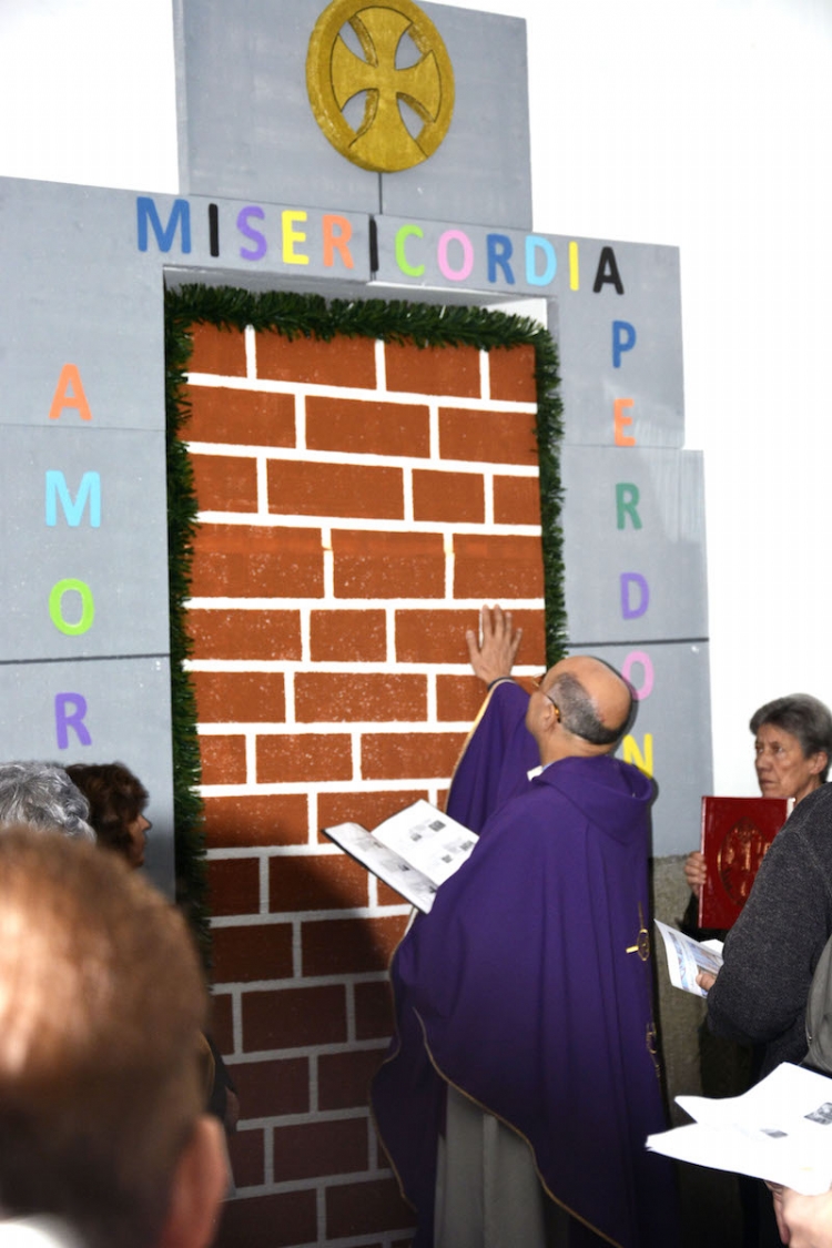 Apertura de la Puerta de la Misericordia en Salesianos Estrecho