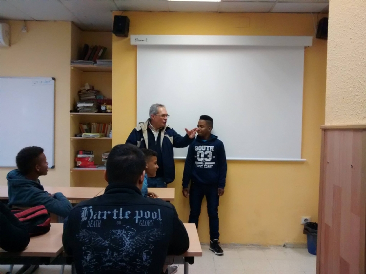 El Inspector alienta a los muchachos de PanBen