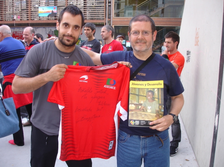 Oinatz Bengoetxearen elastikoa / una camiseta dedicada a JyD