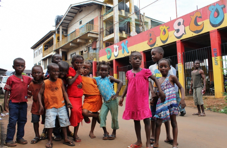 Un día más con vida para los niños del ébola