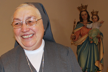 Sor Yvonne Reungoat, reelegida Madre General