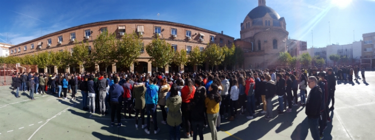 Estrecho homenajea a la alumna fallecida violentamente