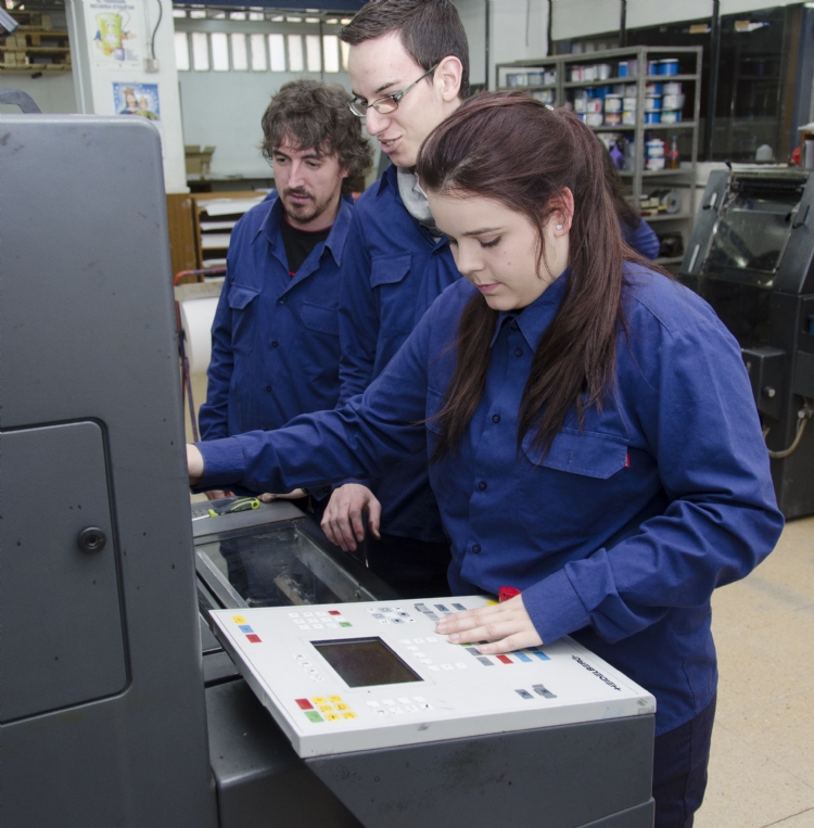 Formación y trabajo para mujeres con pasión por la mecánica y la electrónica