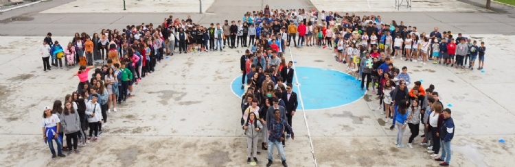 Un logo humano con mucho corazón: casa, patio, escuela, iglesia