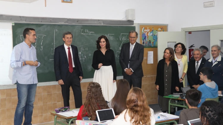 Ayuso entrega en Salesianos Atocha las primeras becas de Bachillerato