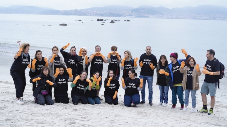 Los equipos educativos de Teranga Galicia limpian las playas de Alcabre -Vigo