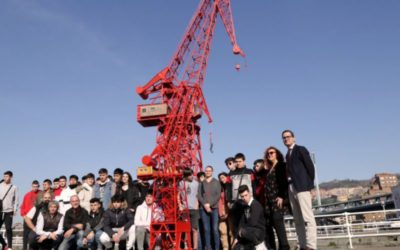 F.P.Básica de Salesianos Deusto, con su “grúa Carola” aporta su LUZ a la villa de Bilbao