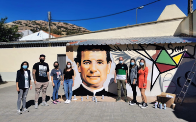 Los jóvenes de Pinardi-Puertollano decoran las paredes del Colegio San Juan Bosco