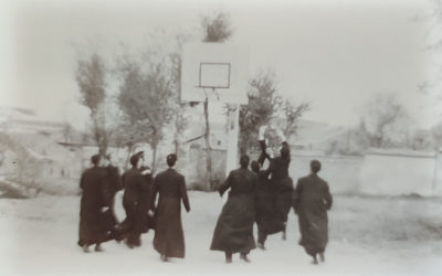 Foto con Historia: Jóvenes teólogos jugando al baloncesto